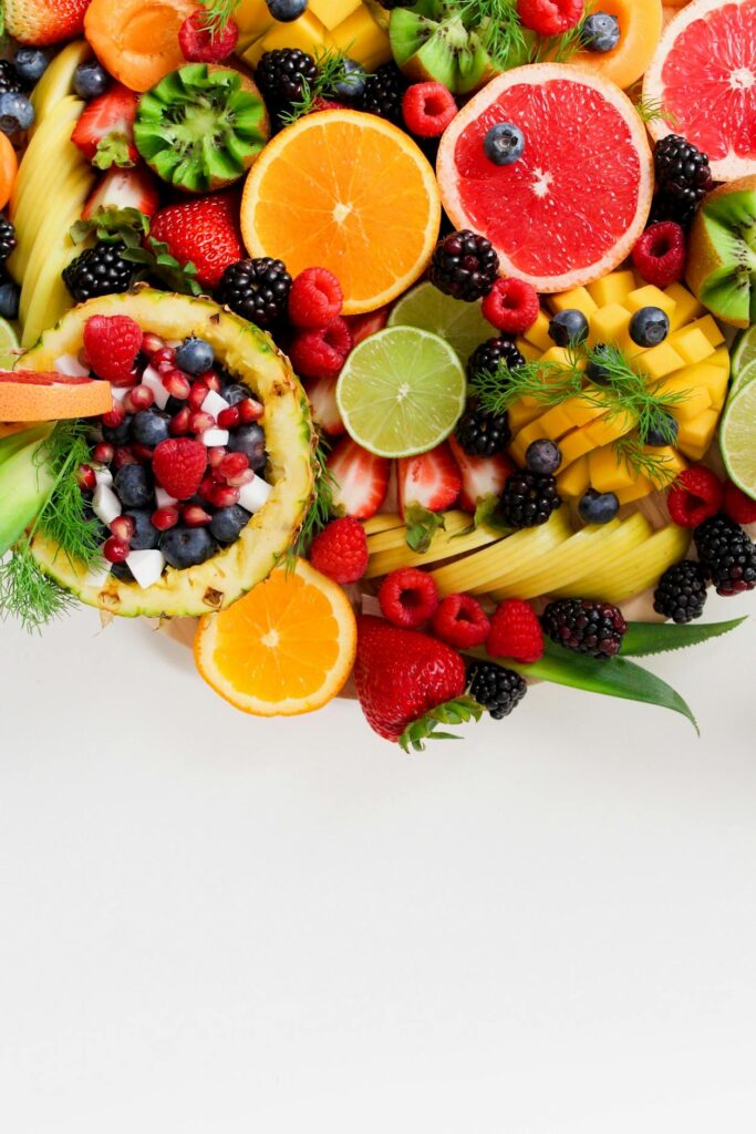 Obst und Gemüse mit Ananas, Grapefruit, Limetten, Salat, Tomaten, Kohlrabi