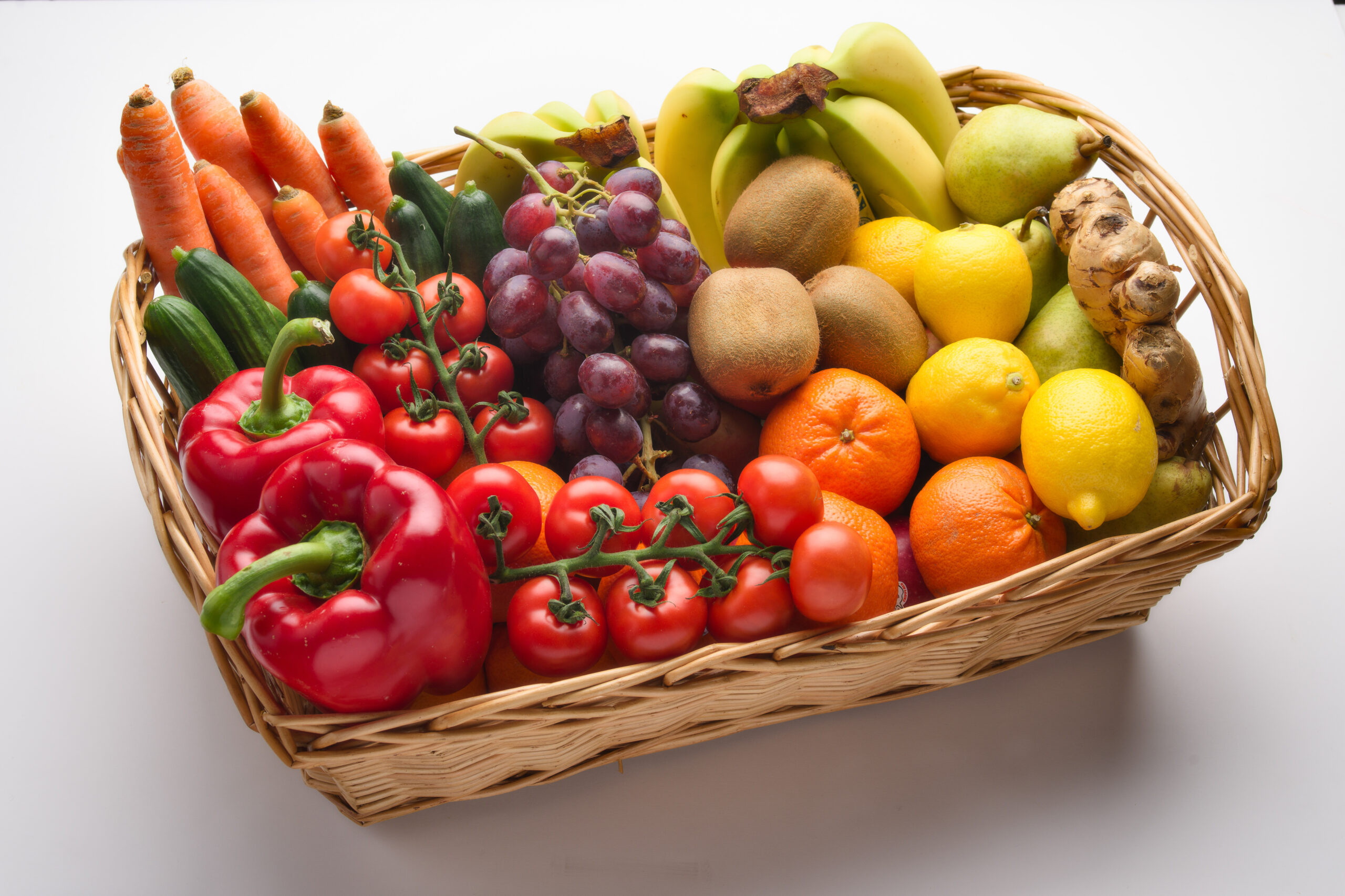 10 kg Obst- und Gemüsekorb mit Birne, Banane, Mandarine, Gurke, Möhre, Tomate, Paprika, Zitrone und Ingwer